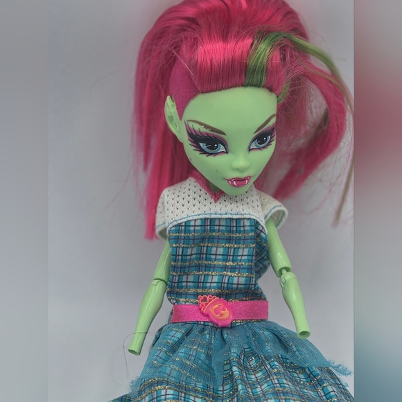 Monster High Venus McFlytrap Doll - Picture 2 of 3